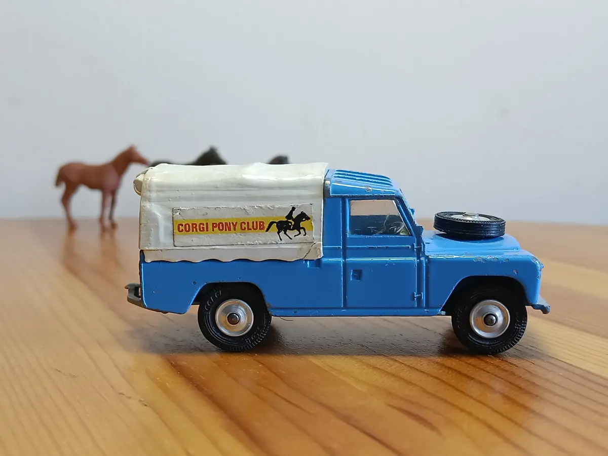 Gift Set 15 Pony Club Land Rover (1) 1