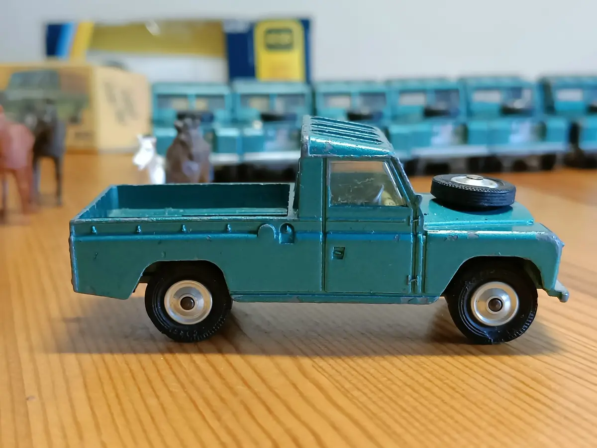 438 Land Rover In Turquoise-Green With Shaped Wheels 1 1
