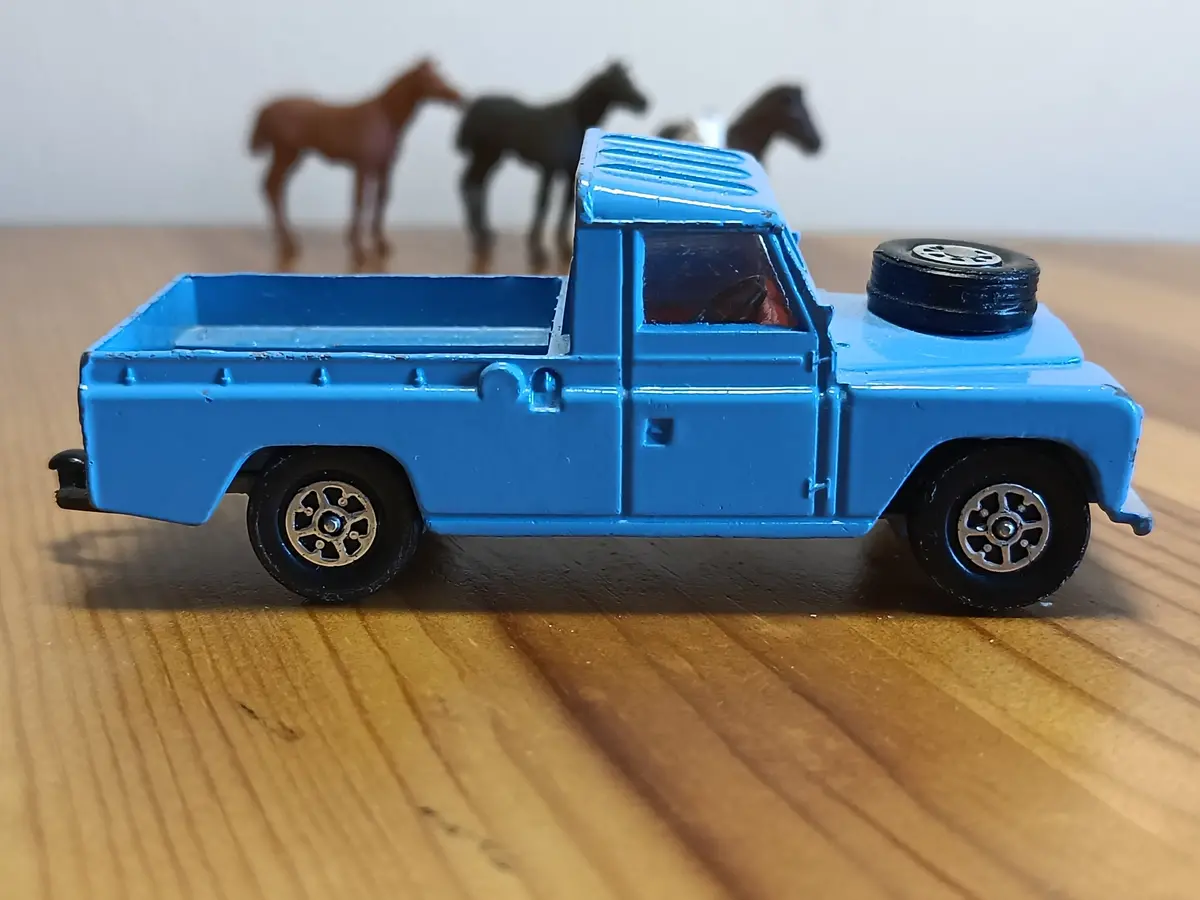 Gift Set 15 Pony Club Land Rover (10) *Red Interior* 1
