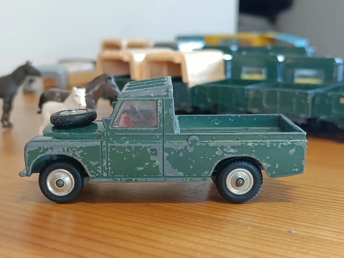 438 Land Rover In Deep Green 16 With Red Seats 1