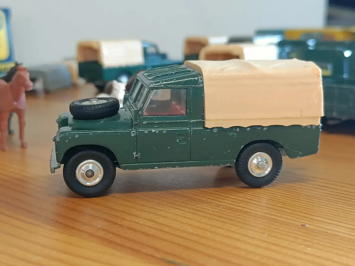 438 Land Rover In Deep Green With Red Seats 2 1