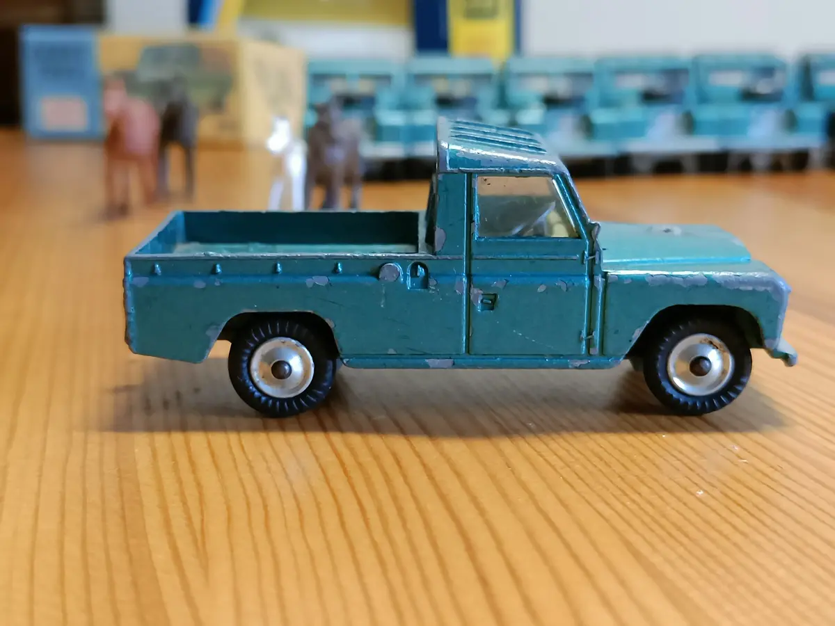 438 Land Rover In Turquoise-Green With Shaped Wheels 2 1