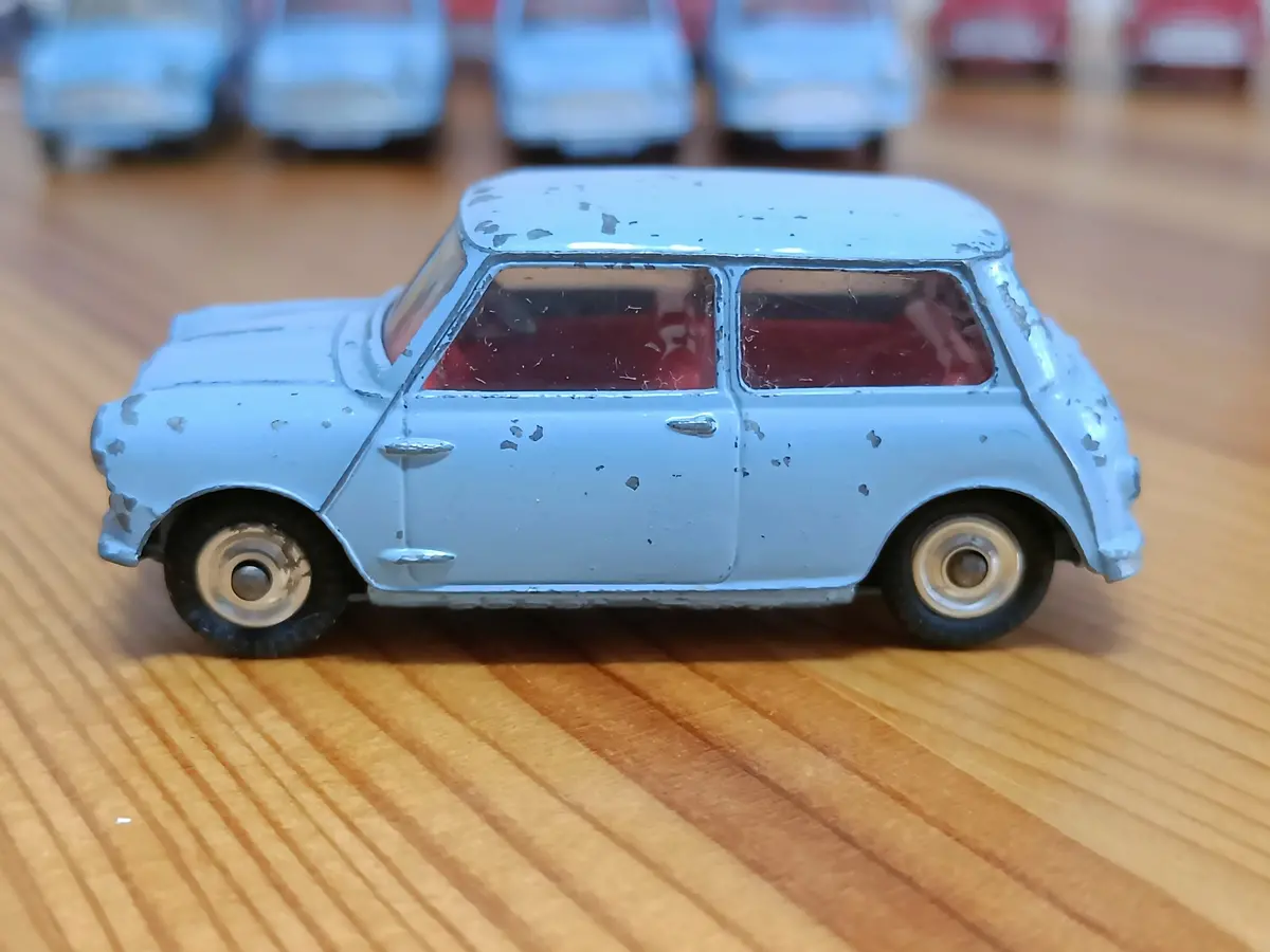 226 Morris Mini-Minor Blue With Red Interior 1