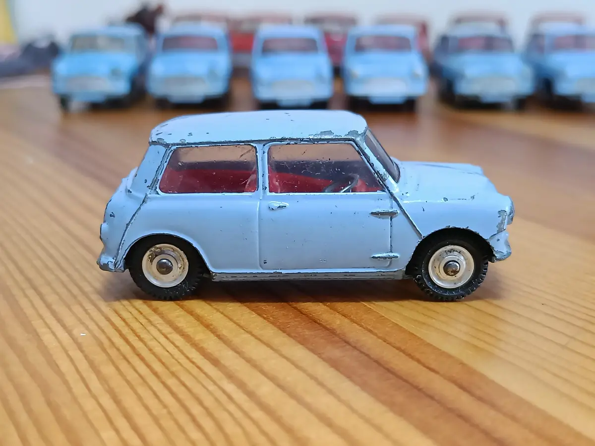 226 Morris Mini-Minor Blue With Red Interior 1