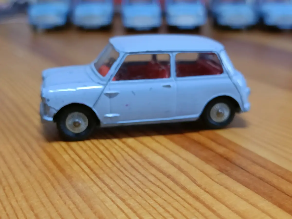 226 Morris Mini Minor Lilac Blue, Cast Wheels 1