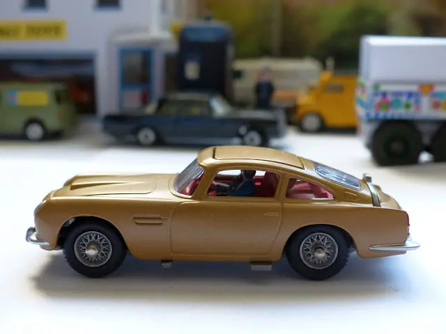 R261 James Bond Aston Martin (Model Club Issue) 1