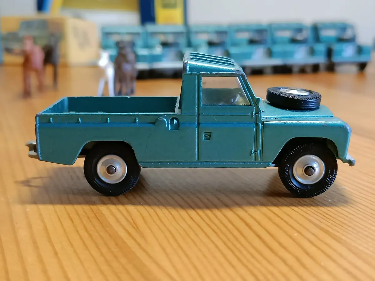 438 Land Rover In Turquoise-Green With Shaped Wheels 3 1