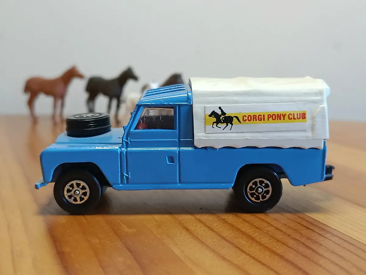 Gift Set 15 Pony Club Land Rover (3) *Red Interior* 1