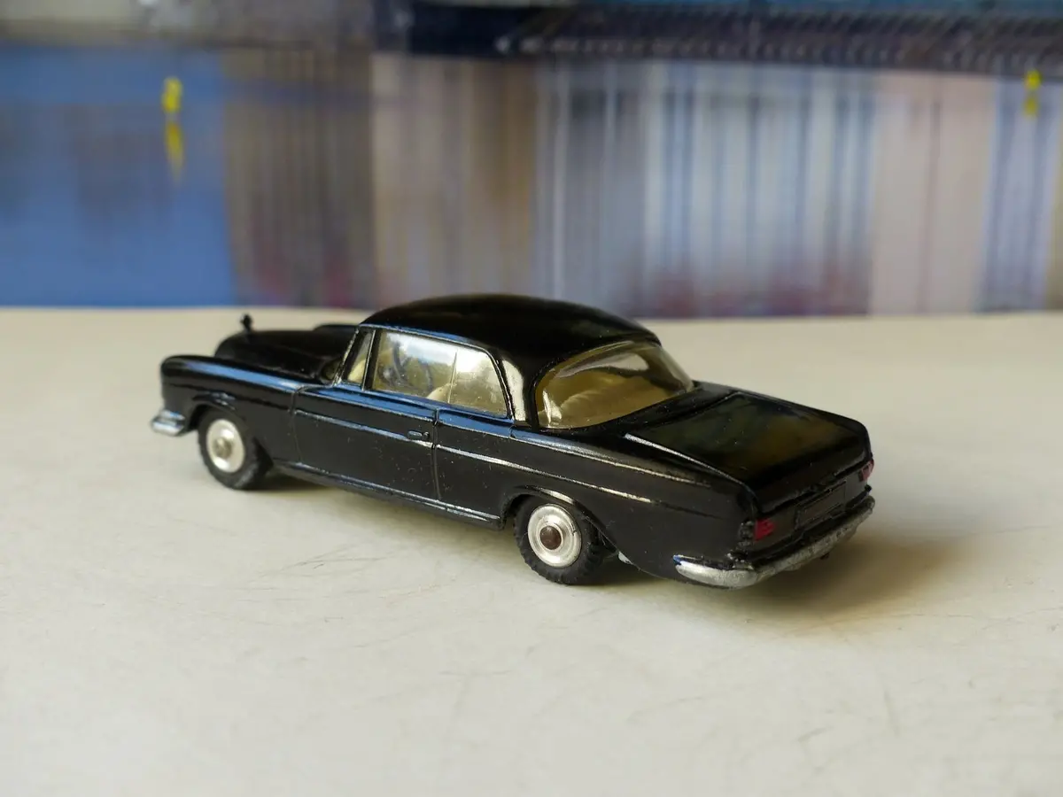 253 Mercedes-Benz 220Se 2