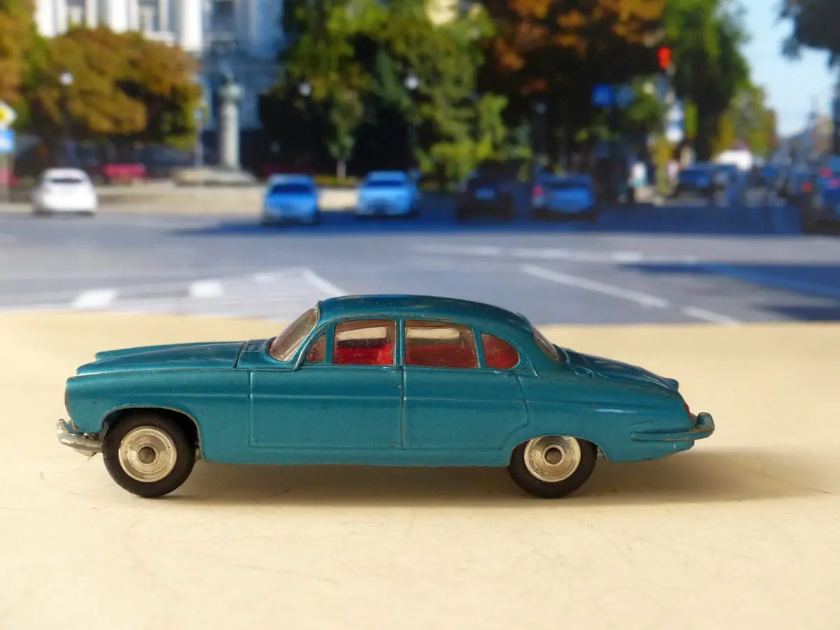 238 Jaguar Mk X In Metallic Turquoise 1