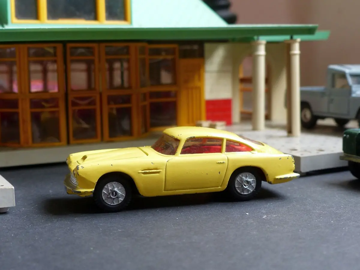 218 Aston Martin Db4 Yellow With Cast Wheels 1