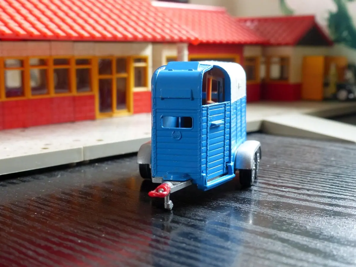 112 Rice Double Horse Box With Whizzwheels 1