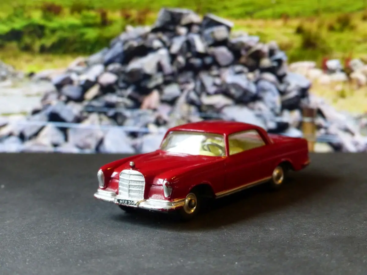 230 Mercedes-Benz 220Se Cerise With Original Box 1