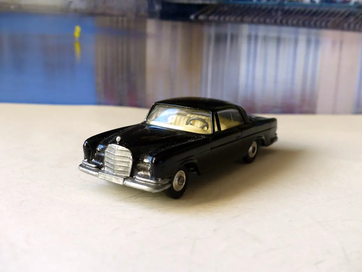 253 Mercedes-Benz 220Se 1