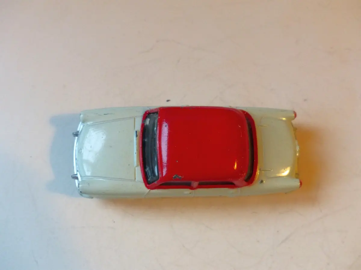 207 Standard Vanguard Iii In Very Pale Green And Red 2