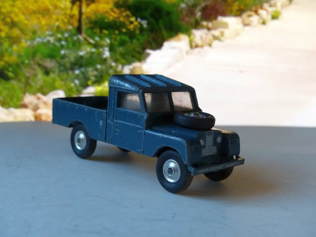 351 Raf Land Rover With Shaped Wheels 1