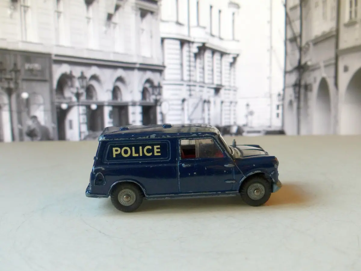448 Police Mini Van With Cast Wheels 1