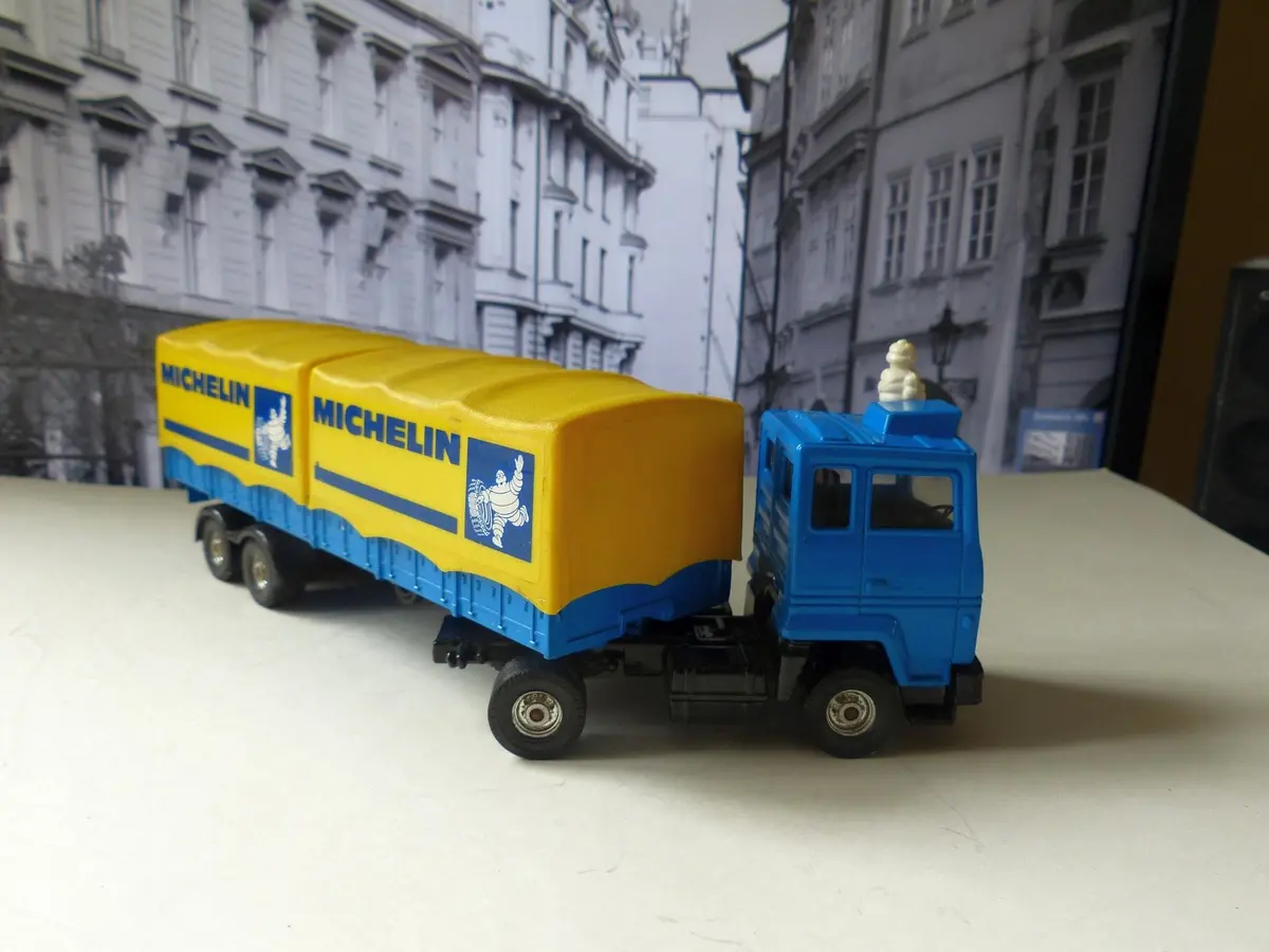 1109 Ford Cab With Michelin Containers (1St Edition) 1