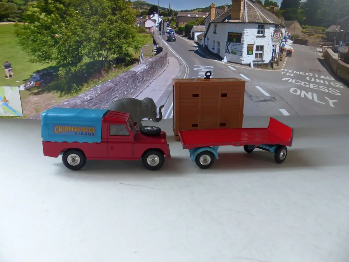 Gift Set 19 Chipperfields Land Rover With Elephant Trailer 1