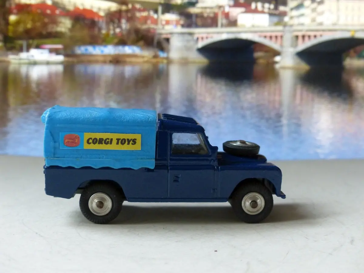 438 Land Rover (Repainted) 1