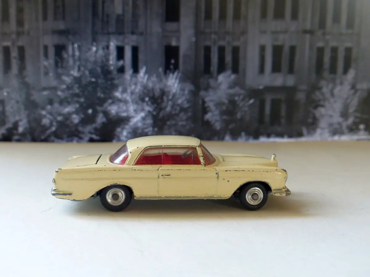 230 Mercedes-Benz 220Se In Cream 1
