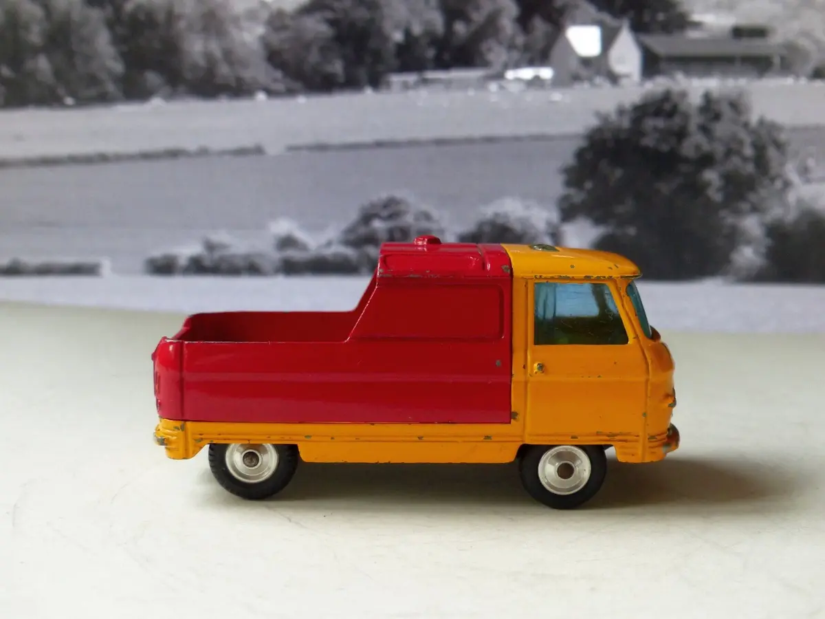 465 Commer Pick-Up Yellow / Red 1