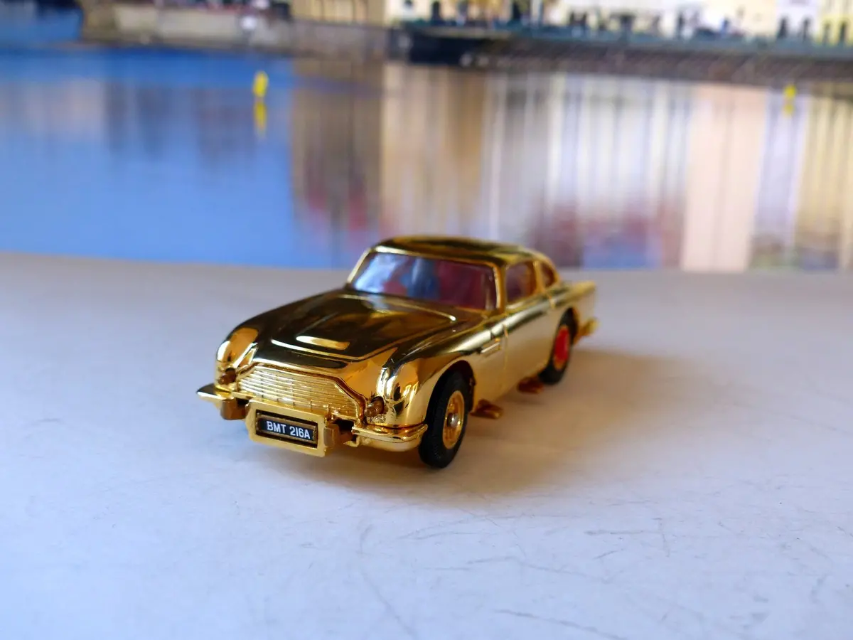 96656 James Bond Aston Martin 1