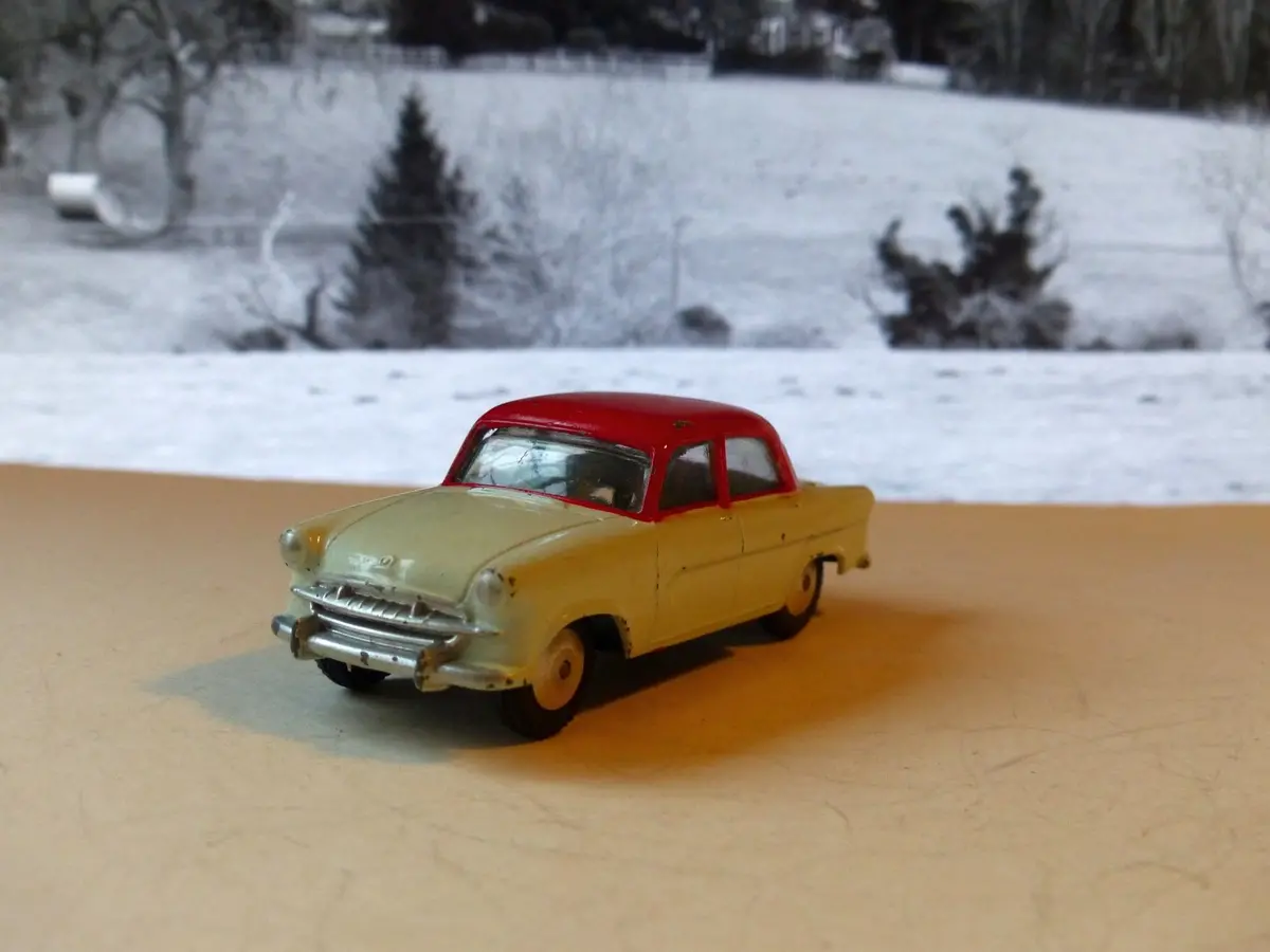 207 Standard Vanguard Iii In Very Pale Green And Red 1