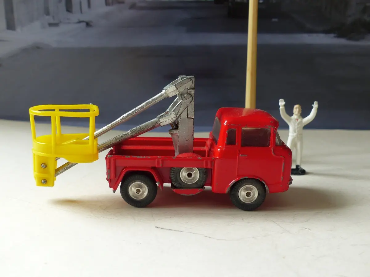 Gift Set 14 Hydraulic Tower Wagon With Workman And Lamp Standard 1
