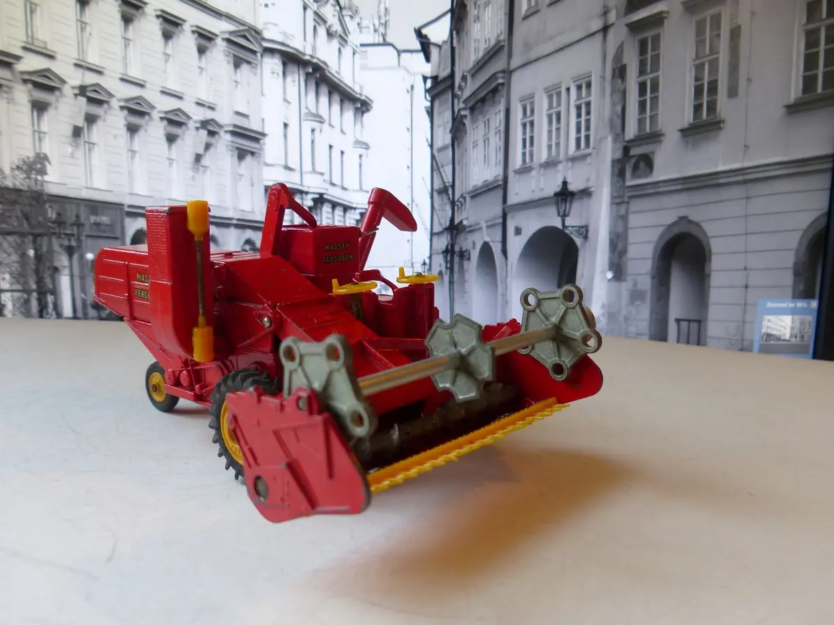 1111 Massey Ferguson 780 Combine Harvester 1