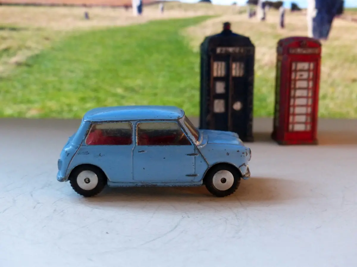 226 Morris Mini-Minor In Blue With Red Interior 1