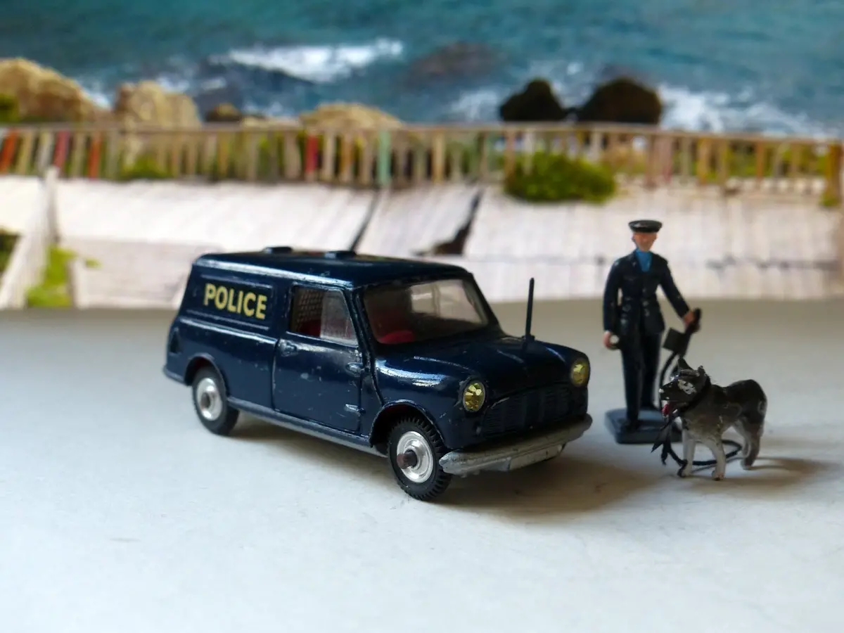448 Police Minivan With Original Handler And Dog 1