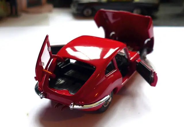 R335 Jaguar E Type 2+2 Fastback (Model Club Issue) 1