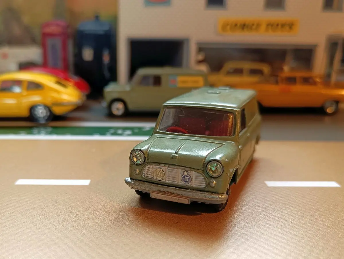 450 Austin Minivan With Silver Grille (2) 1
