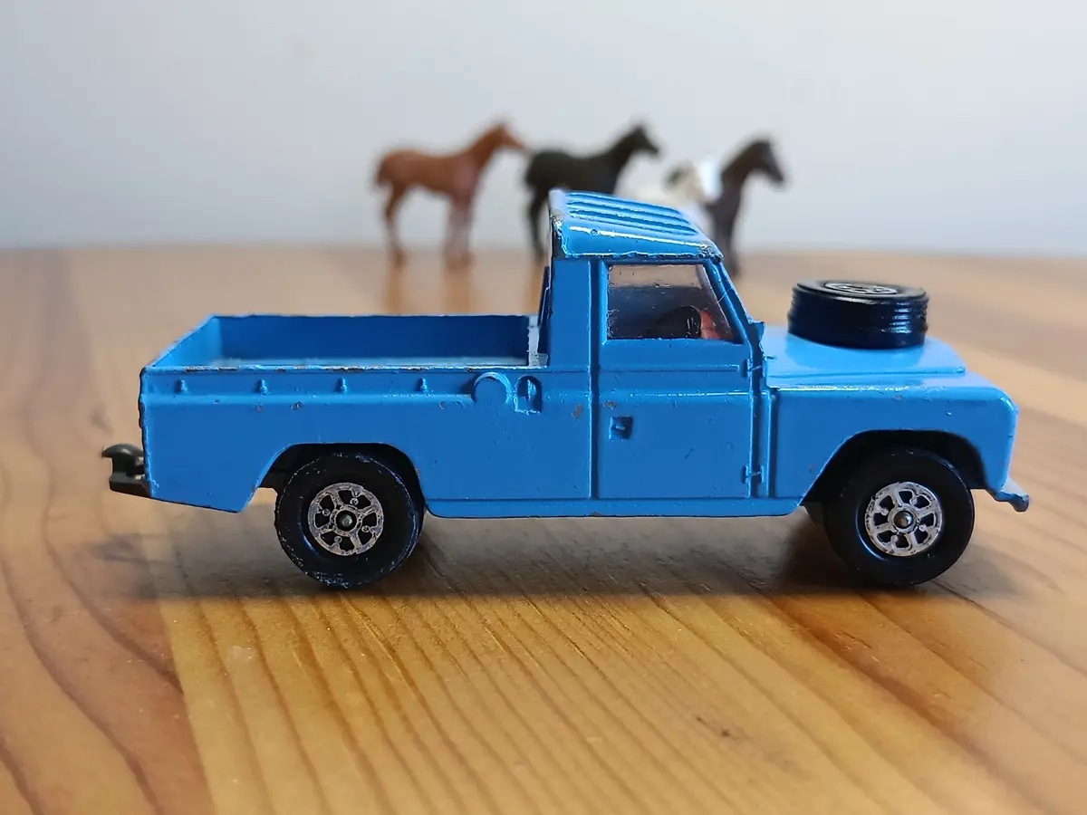 Gift Set 15 Pony Club Land Rover (8) *Red Interior* 1