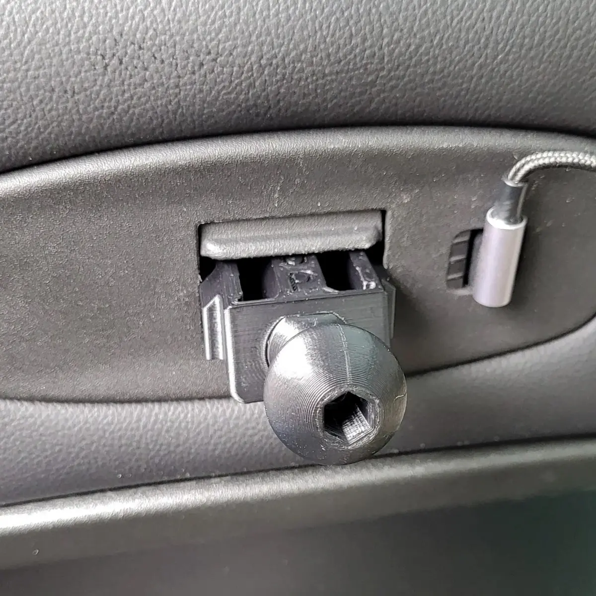 Rear Click & Go Compatible Adapter & 1” Ball Mount For Land Rover Defender (2020+) 1