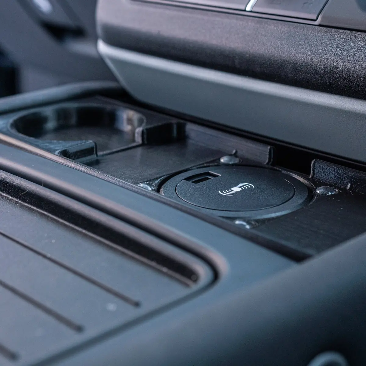 Wireless Charging Tray For Land Rover Defender (2020+) 2