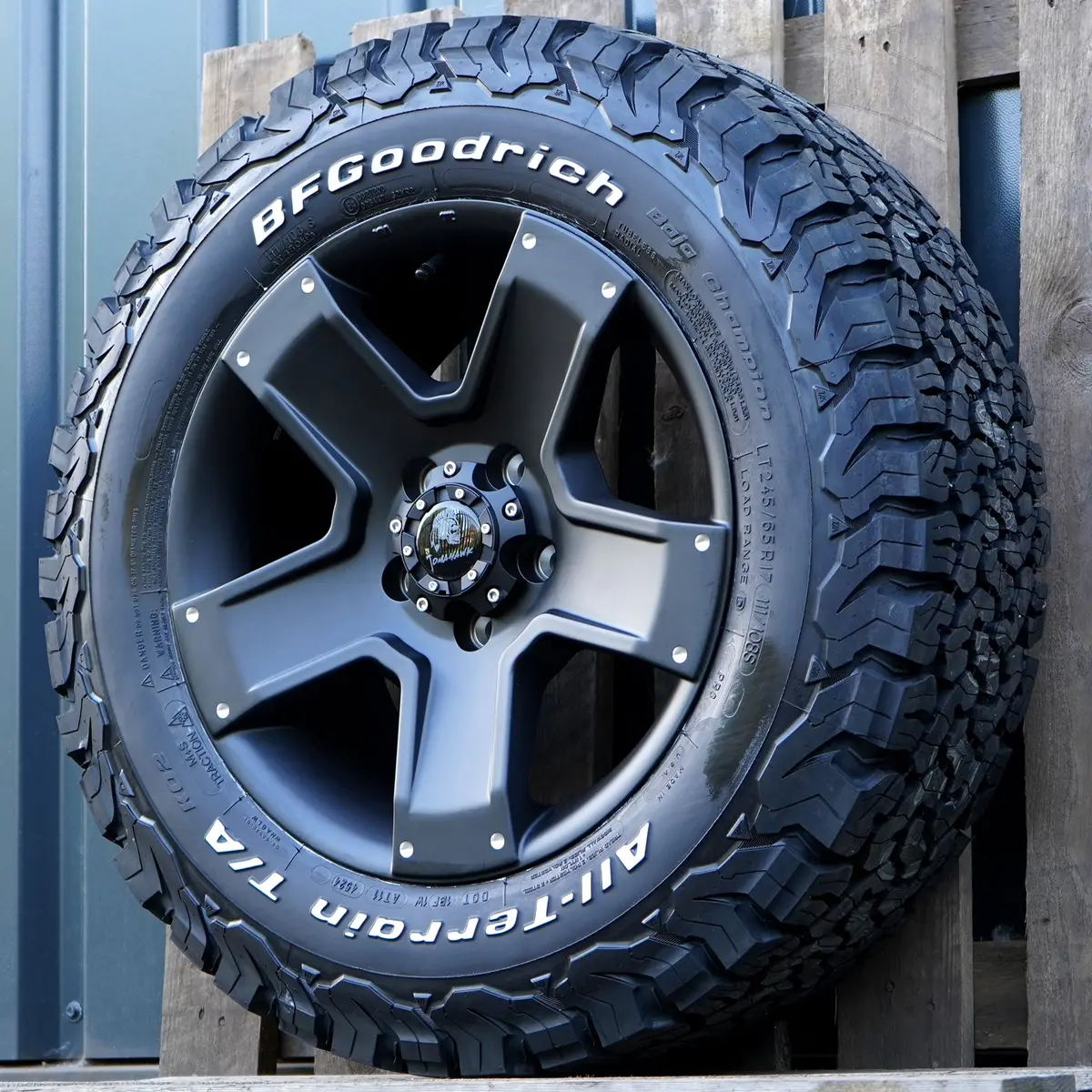 Tomahawk Outlaw Wheel & Tyre Package For Volkswagen Crafter (2017+) 1
