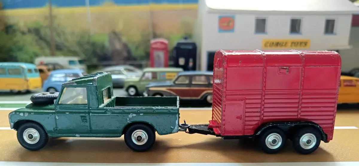 Gift Set 2 Land Rover And Pony Trailer (Late Edition) (2) 1