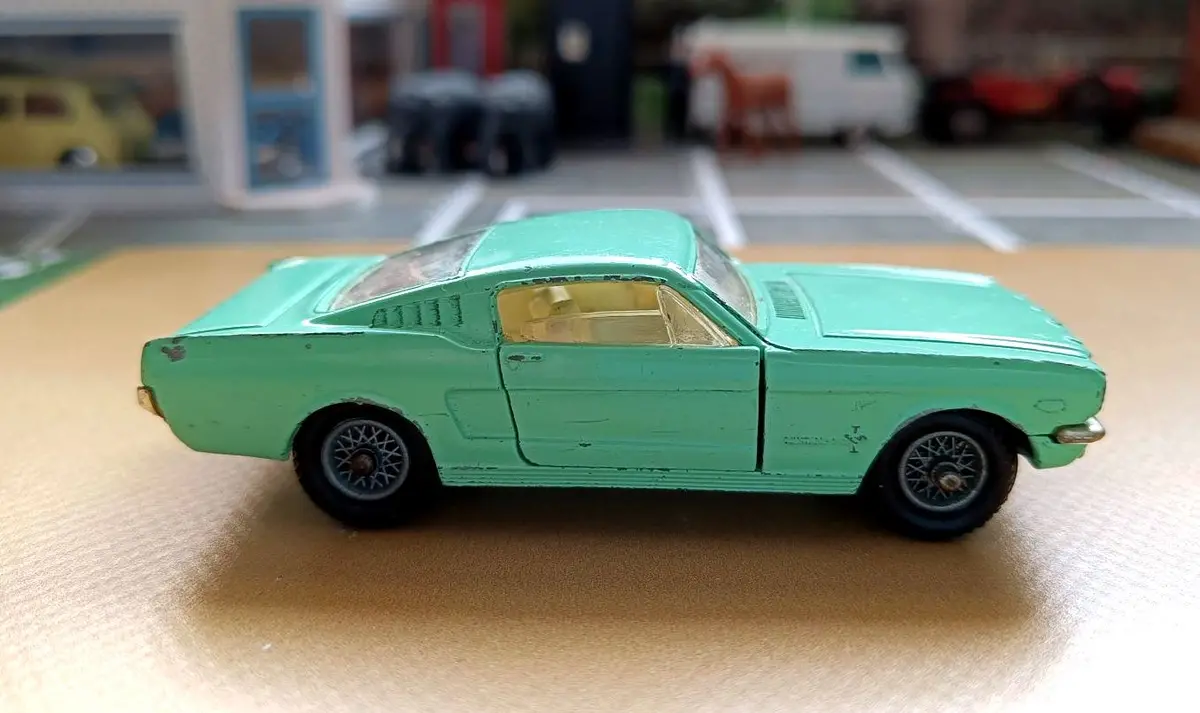 320 Ford Mustang In Pale Green With Wire Wheels (1) 1