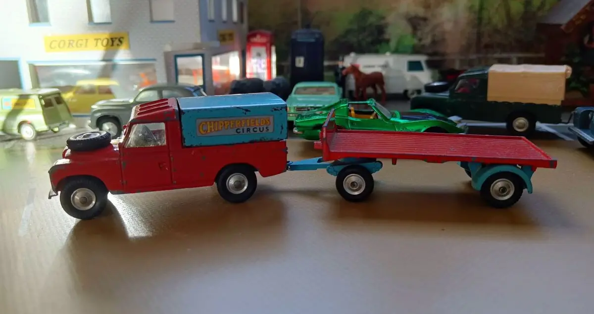 Gift Set 19 Chipperfields Land Rover And Elephant Trailer 1