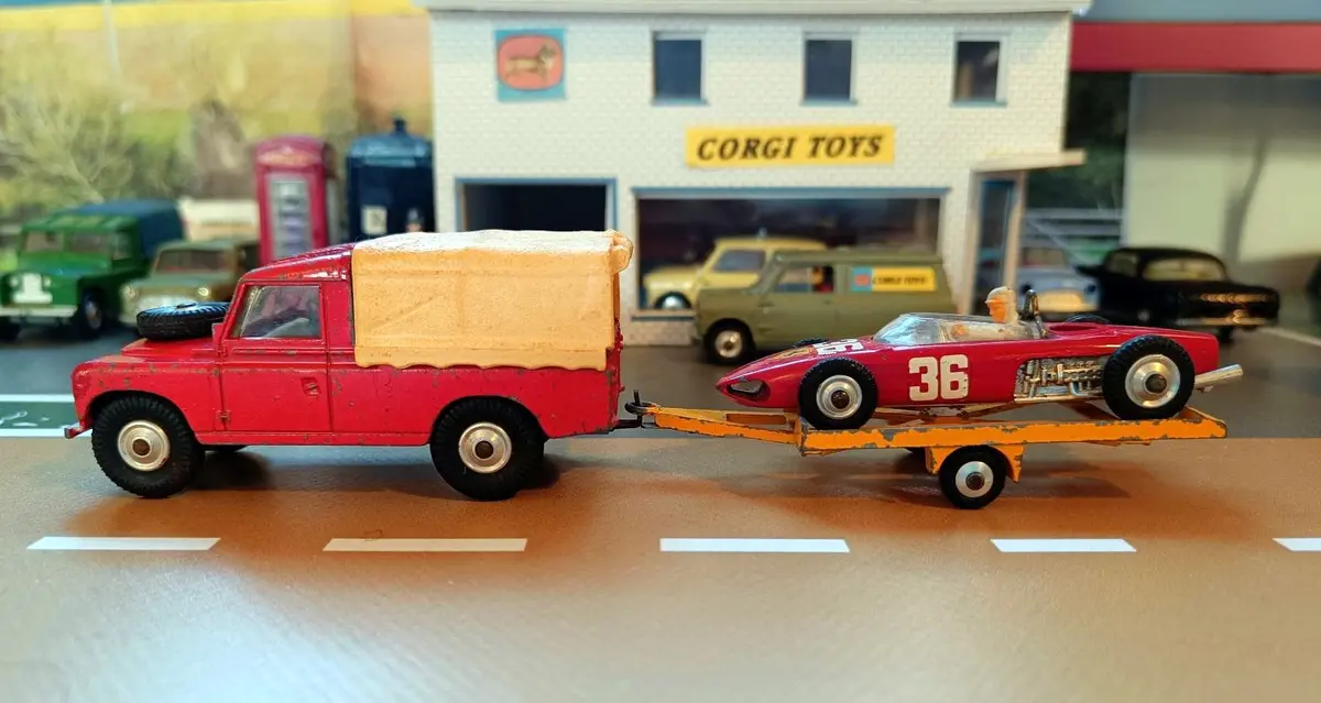 Gift Set 17 Land Rover With Ferrari On Trailer 1