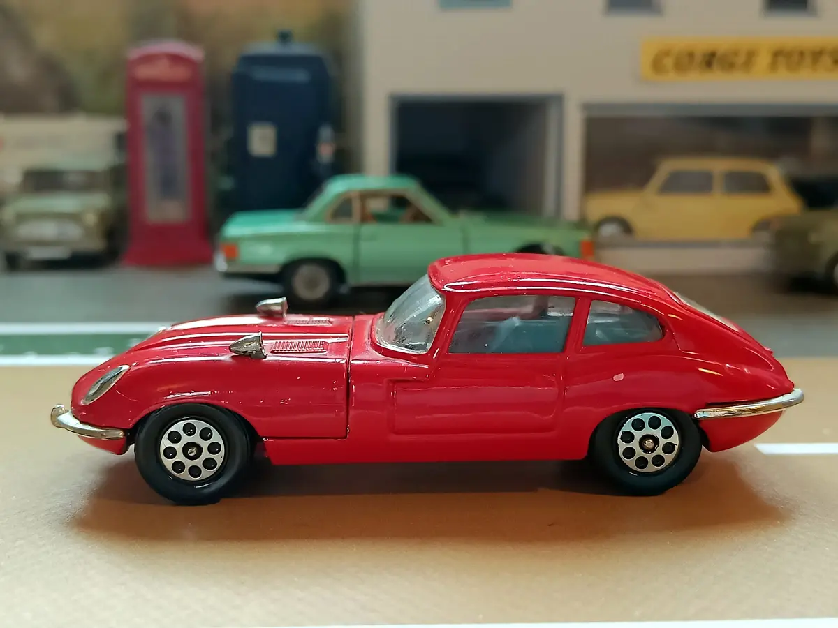 374 Jaguar E Type 4.2 In Red 1