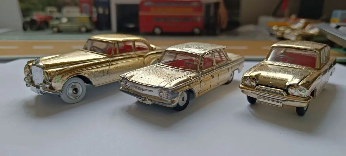 Gift Set 20 The Golden Guinea Set 3 Cars In Gold Finish (2) 1