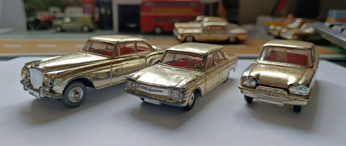 Gift Set 20 The Golden Guinea Set 3 Cars In Gold Finish (3) 1