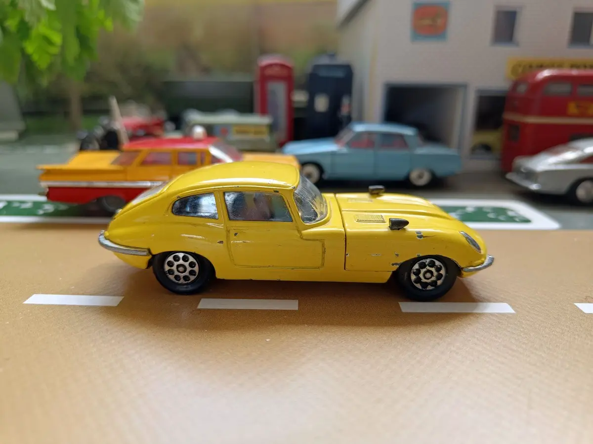 374 Jaguar E Type 4.2 In Yellow (1) 1
