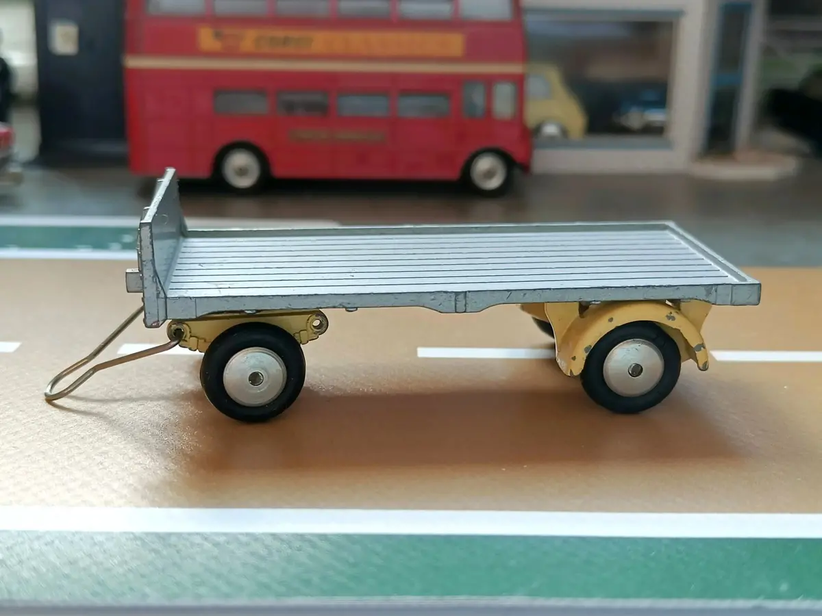 101 Platform Trailer In Silver And Yellow (Early Edition) 1