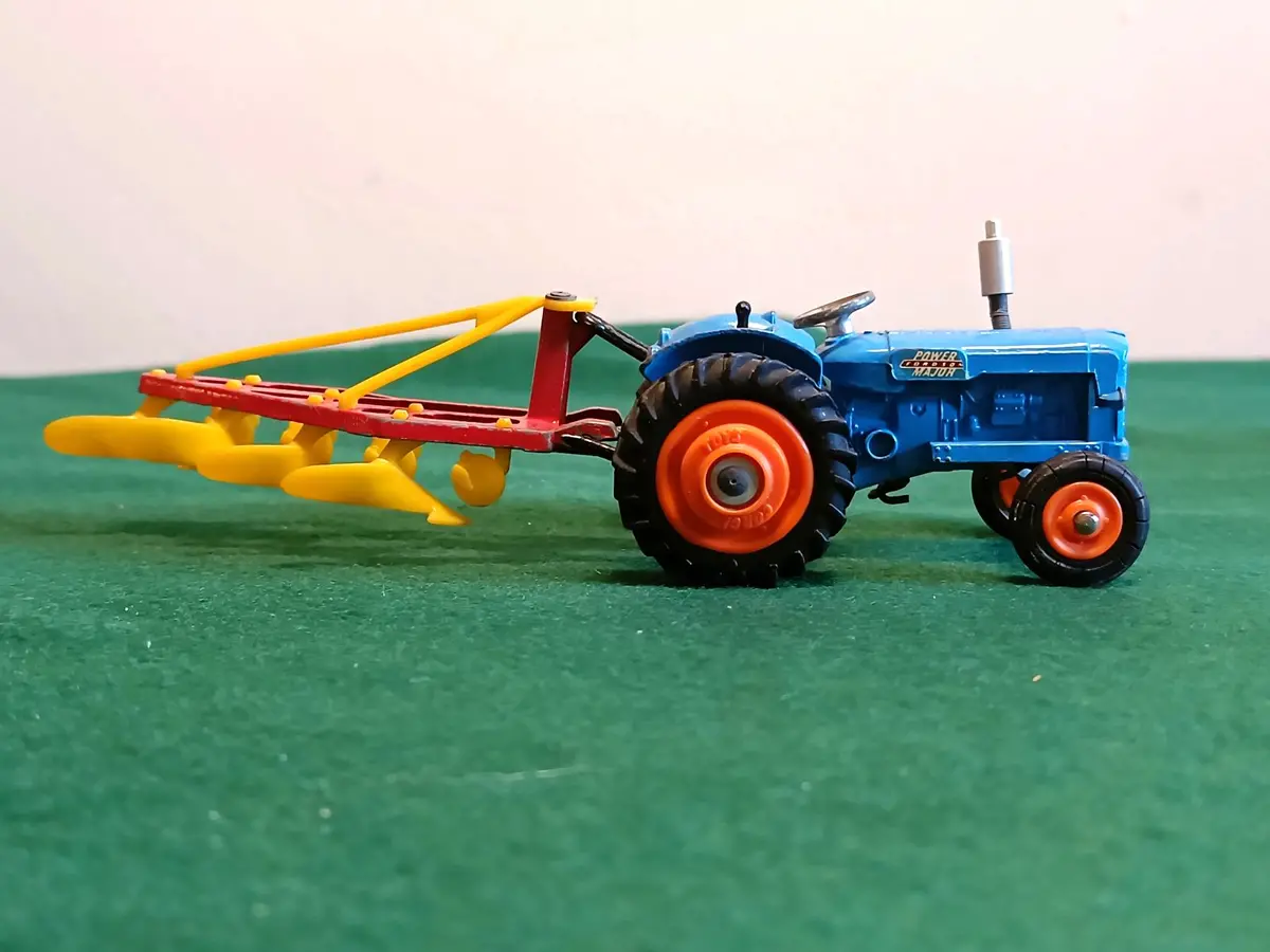 Gift Set 18 Fordson Power Major Tractor (Early Edition) + Plough (1) 1