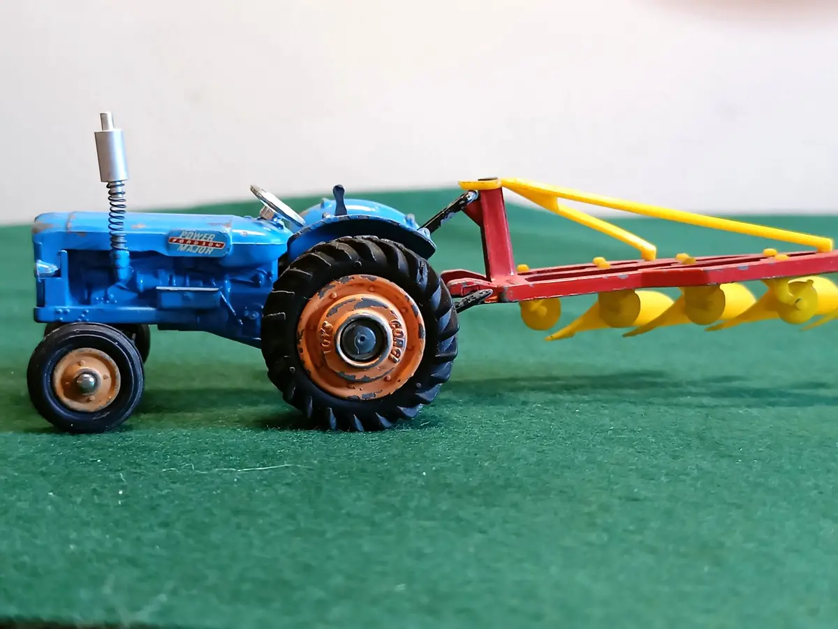 Gift Set 18 Fordson Power Major Tractor (Early Edition) + Plough 1