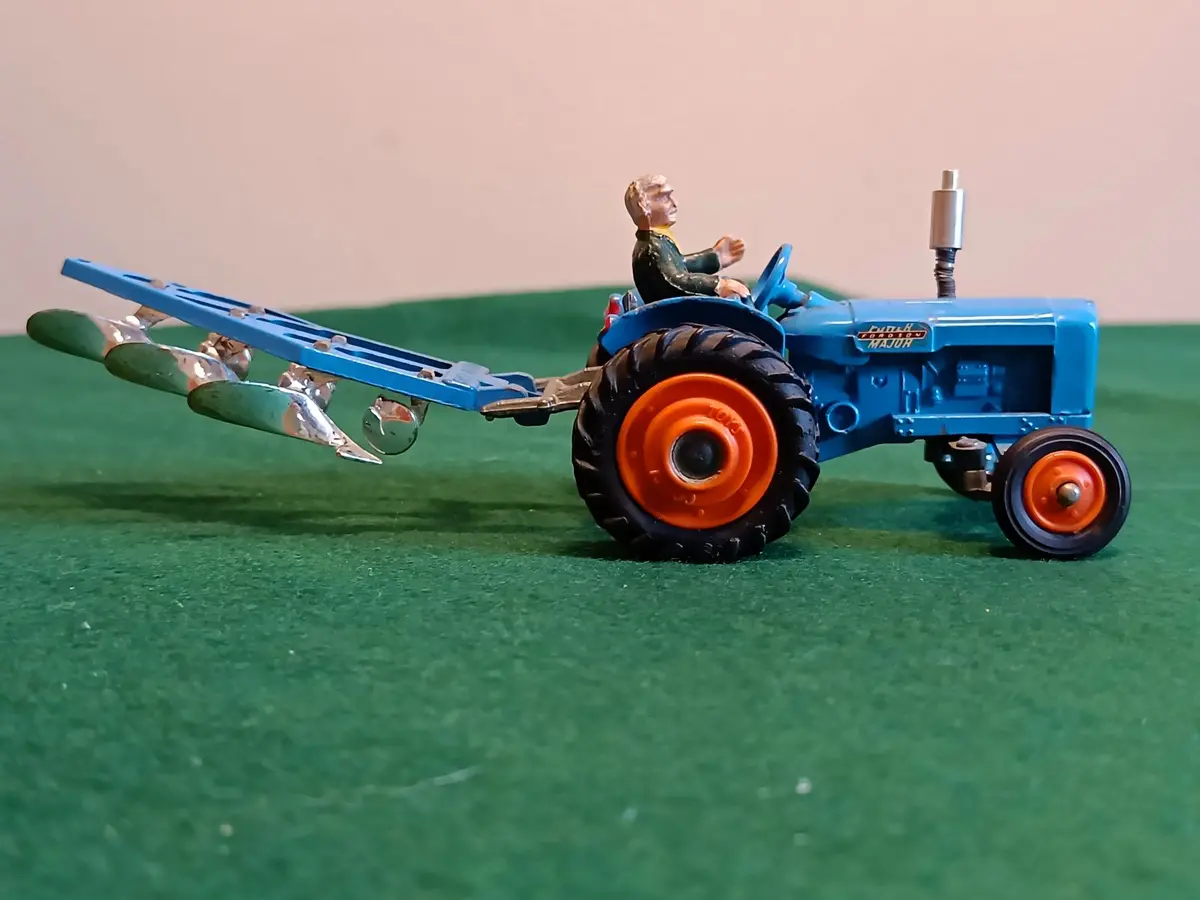 Gift Set 13 Fordson Power Major Tractor + Plough (1) 1
